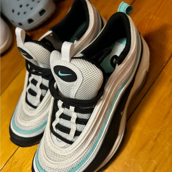 Nike shoes - Picture 2 of 3